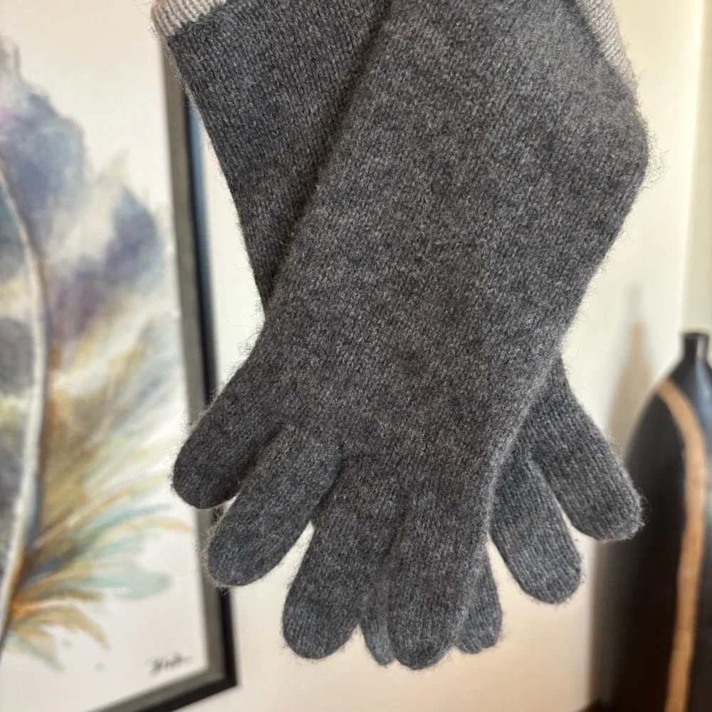 Hannah Rose 100% Cashmere Gloves in Charcoal with Heather Grey Accent.